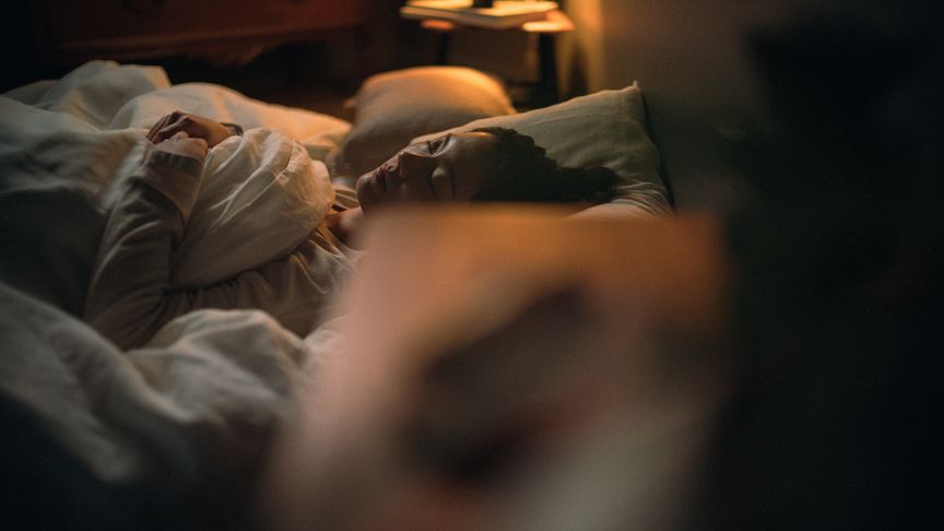 女性が寝ている様子の写真