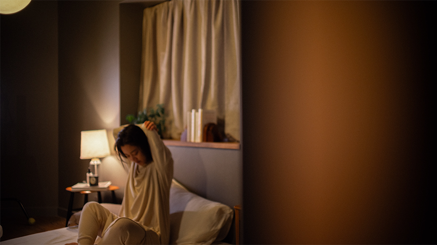 就寝前の女性の写真