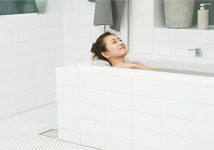 写真：女性が湯船に浸かって気持ちよさそうにしているイメージ