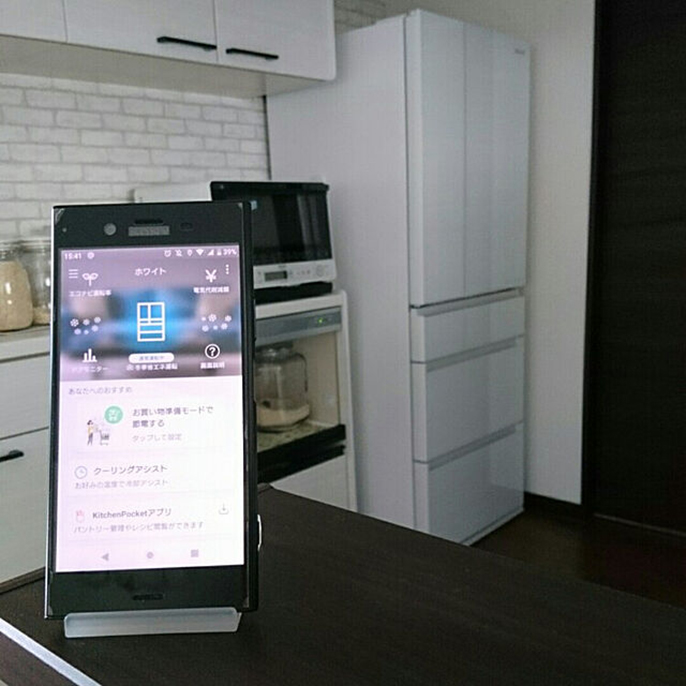 イメージ：キッチンに置いてある冷蔵庫,スマートフォンの操作画面