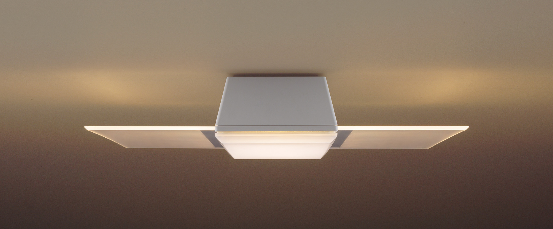 点けても消しても、美しいデザイン