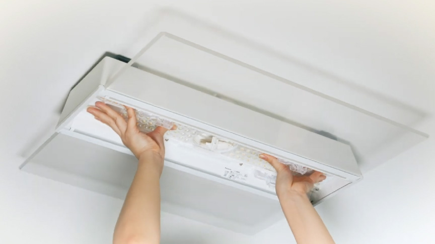 ②アダプタに本体の穴をあわせて押し上げる