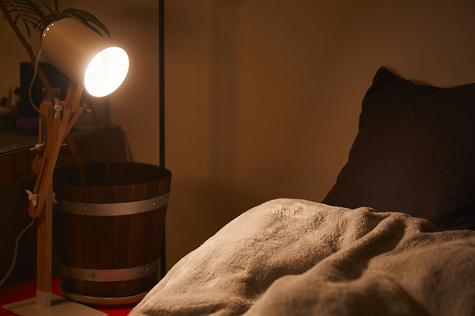 ベッドを照らすLED電球『プレミアX』