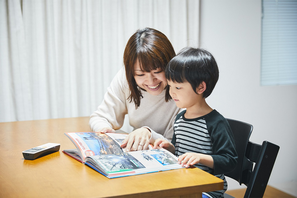 写真：親子で一緒に本を読んでいる様子
