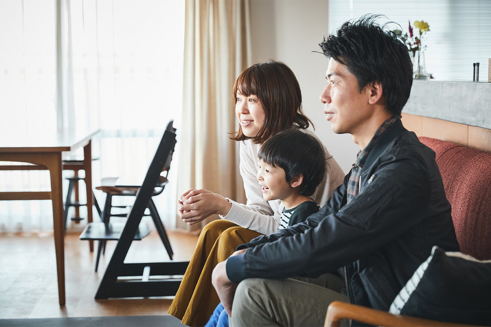 写真：お部屋のリビング、家族でテレビを観ている様子