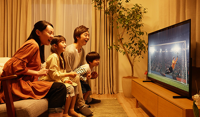 イメージ：家族でテレビを観る様子