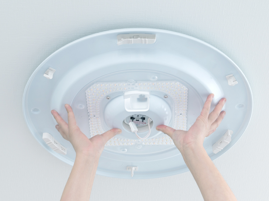 ②アダプタ（カチット）に本体の穴をあわせて押し上げる