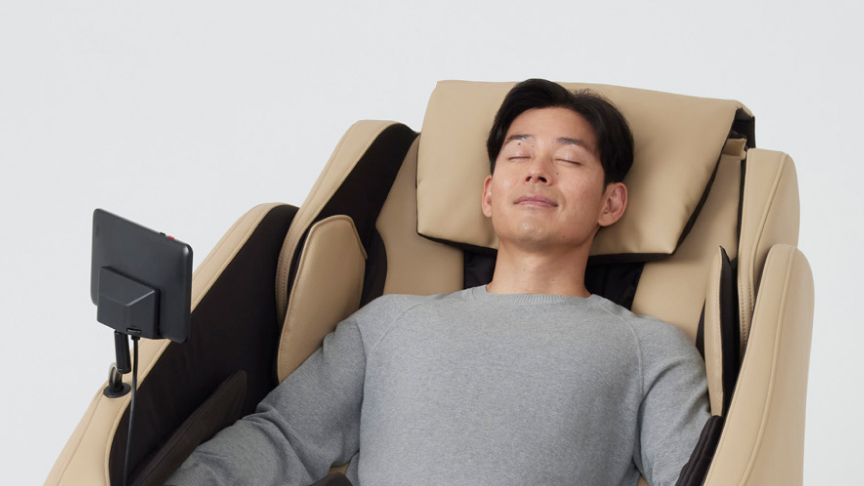 写真：マッサージチェアを使用している様子