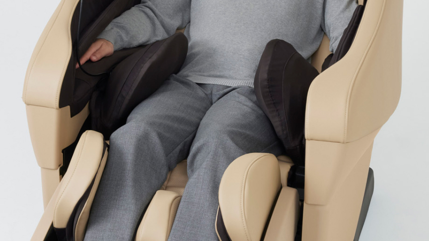 写真：マッサージチェアを使用している様子