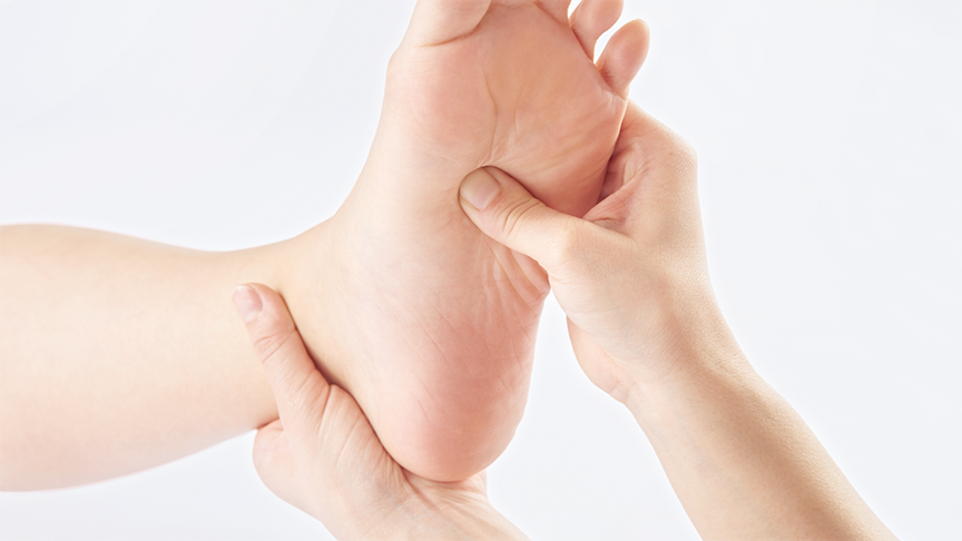 足裏をマッサージしているイメージ