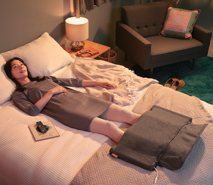 写真：ベッドに横たわる女性