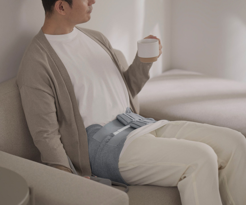 写真：骨盤おしりリフレを装着した男性の様子