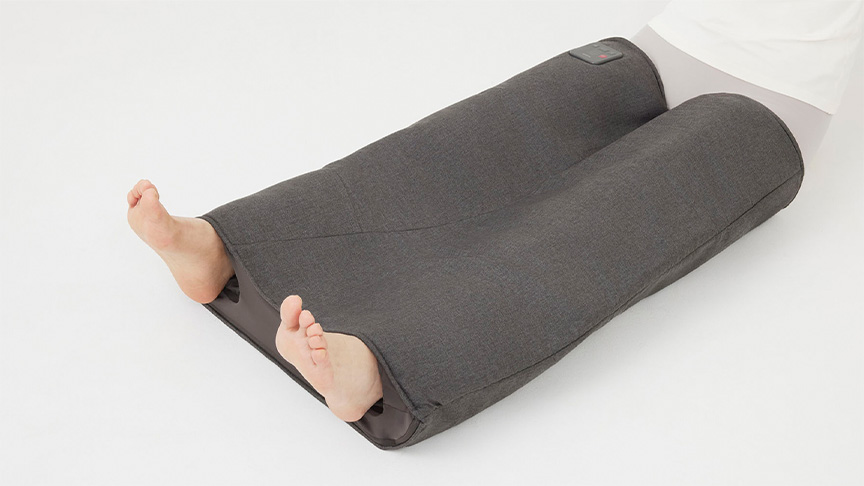 写真：エアマッサージャー はくだけキュッとリフレを使用している様子