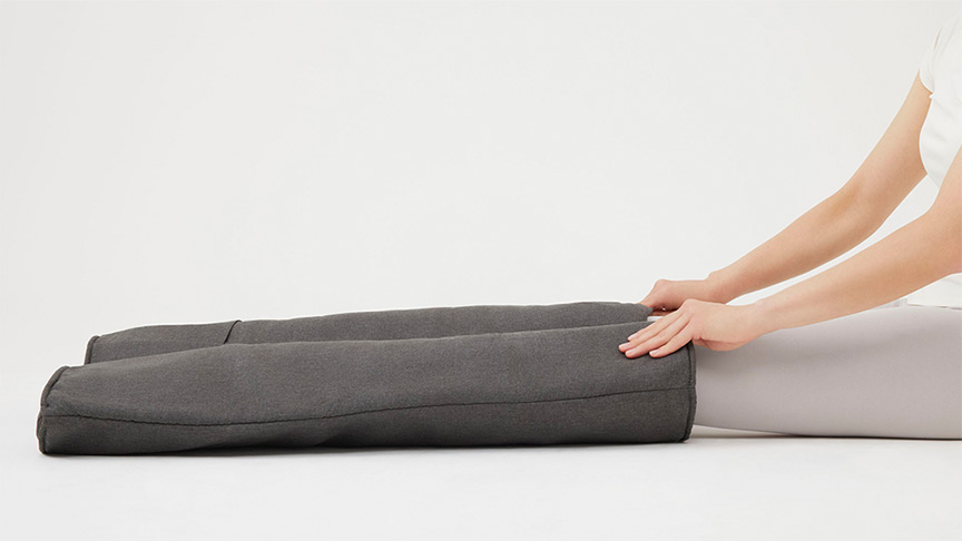 写真：右足を本体に足首まで挿入する様子