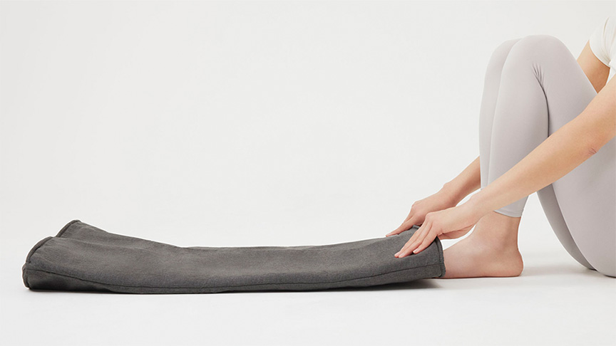 写真：本体挿入口に脚を入れる様子