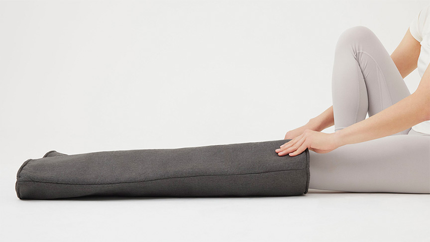 写真：左足から本体に足首まで挿入する様子