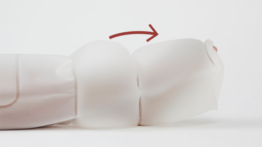 写真：足首のエアーバッグに押されてストレッチされる様子