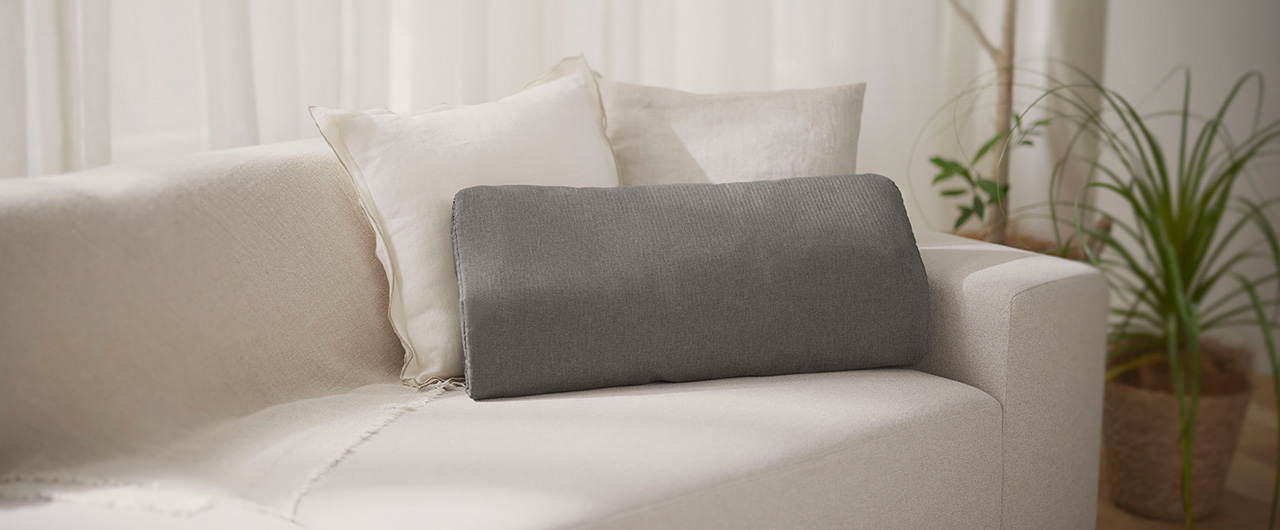 写真：エアマッサージャー はくだけキュッとリフレがソファーの上に置いてある様子