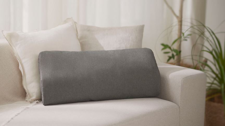 写真：エアマッサージャー はくだけキュッとリフレがソファーの上に置いてある様子