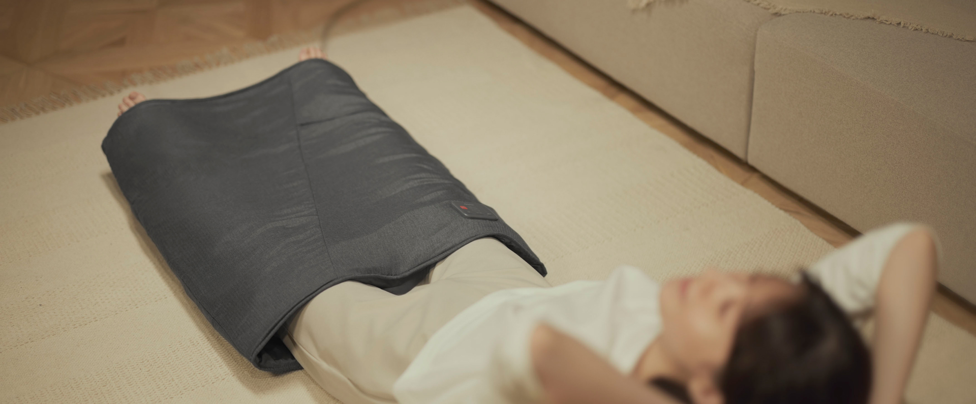 写真：エアマッサージャー はくだけキュッとリフレを使用している女性の様子