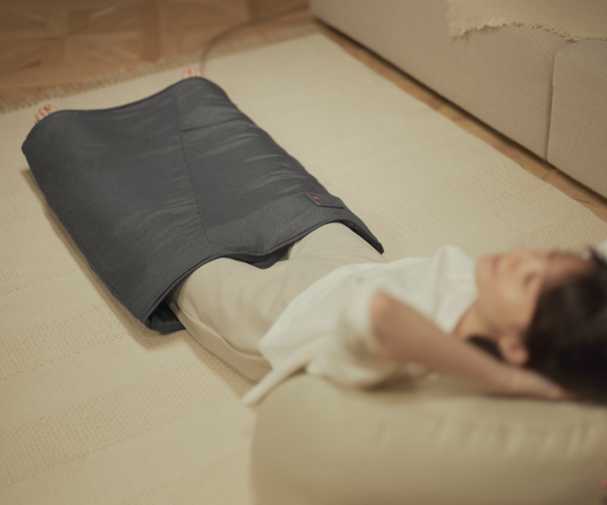 写真：エアマッサージャー はくだけキュッとリフレを使用している女性の様子