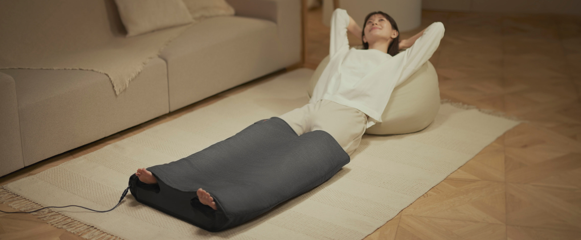 写真：エアマッサージャー はくだけキュッとリフレを使用している女性の様子