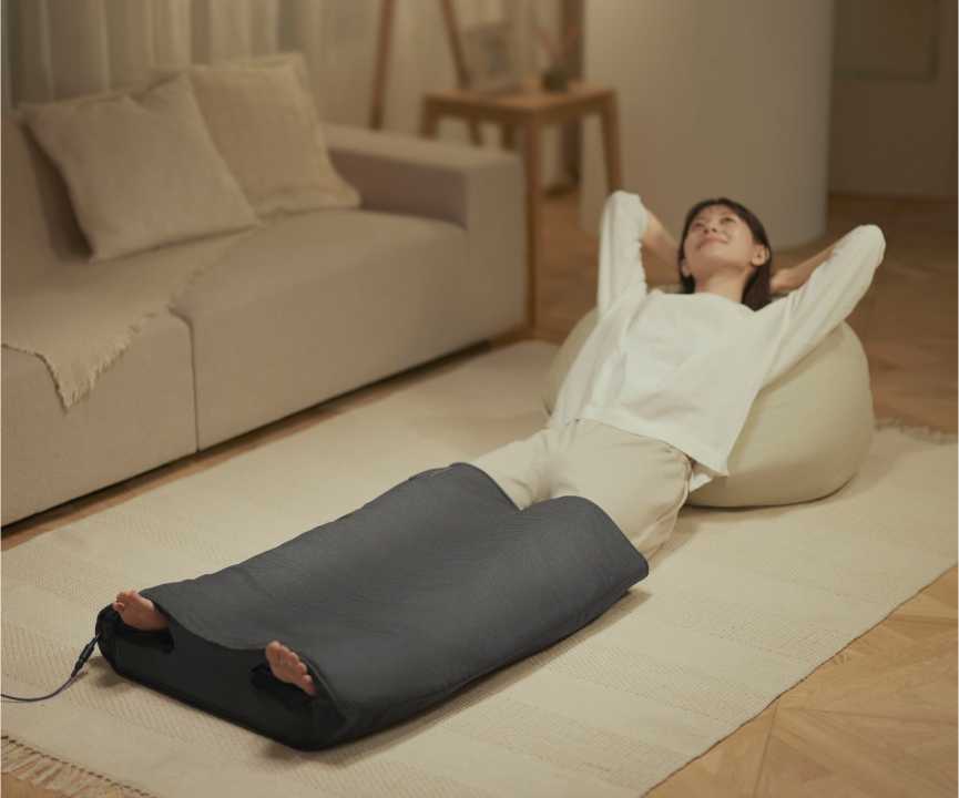 写真：エアマッサージャー はくだけキュッとリフレを使用している女性の様子