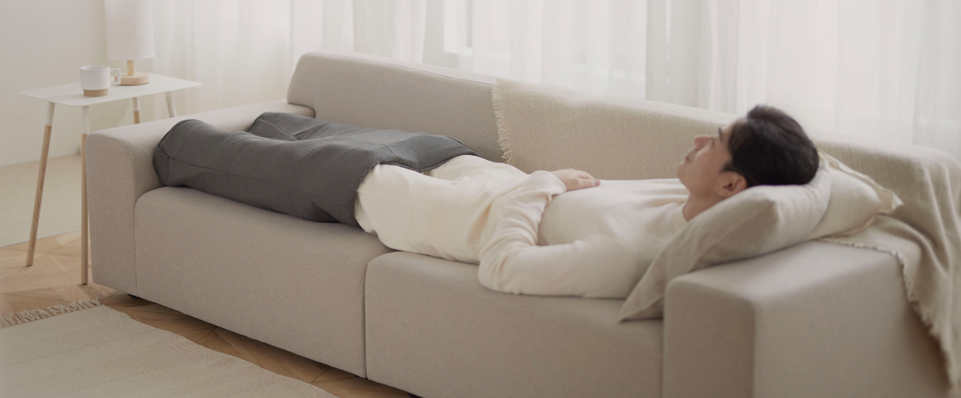 写真：エアマッサージャー はくだけキュッとリフレを使用している男性の様子