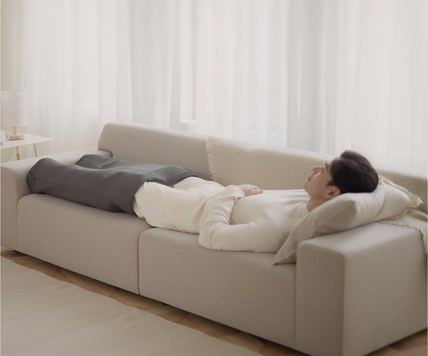 写真：エアマッサージャー はくだけキュッとリフレを使用している男性の様子