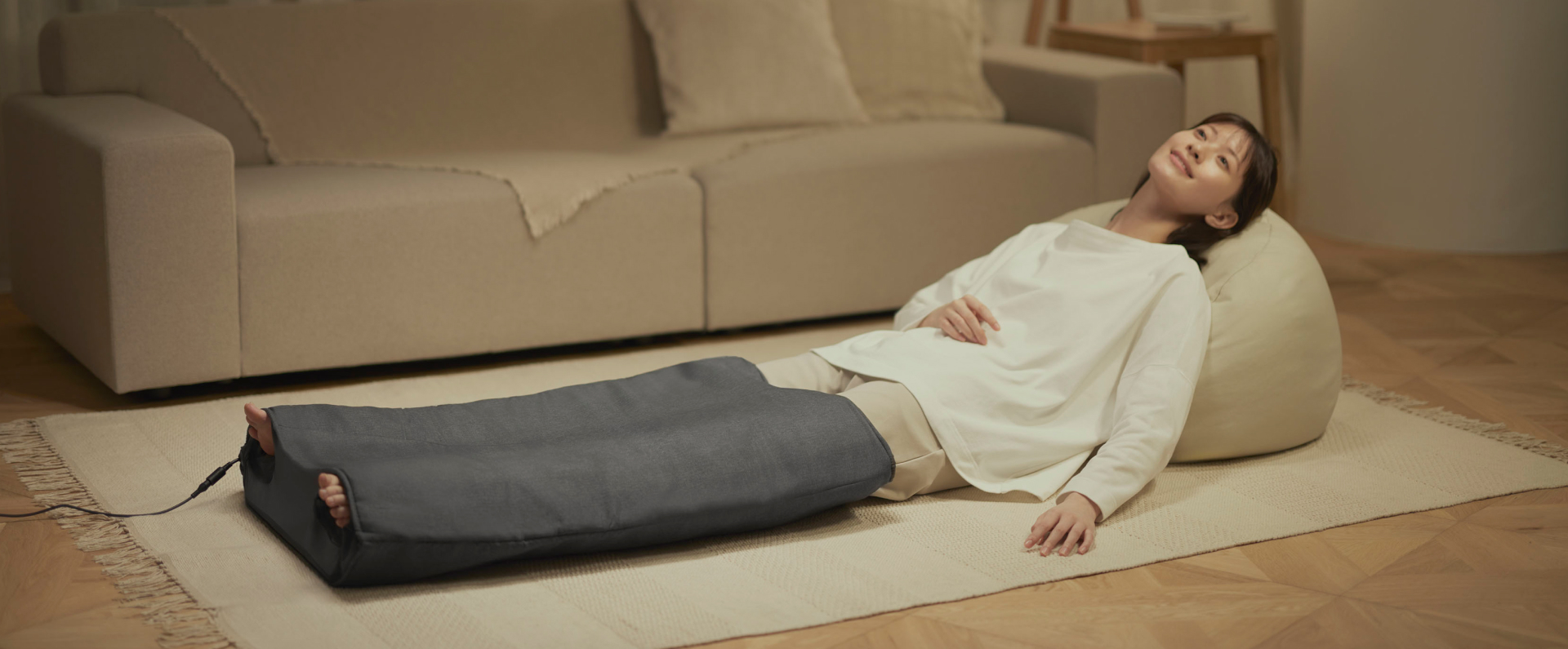 写真：エアマッサージャー はくだけキュッとリフレを使用している女性の様子