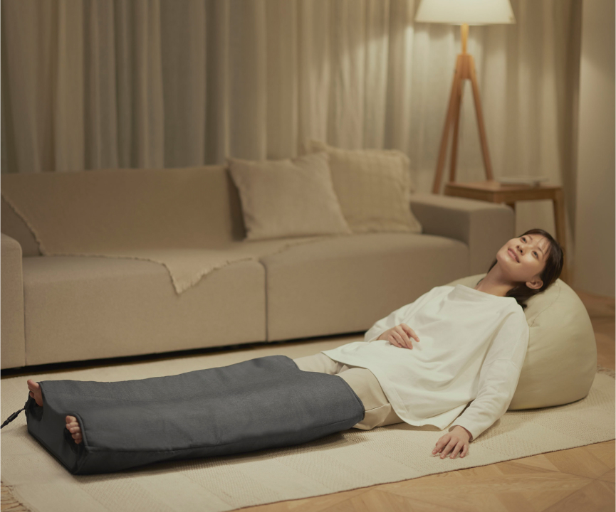 写真：エアマッサージャー はくだけキュッとリフレを使用している女性の様子