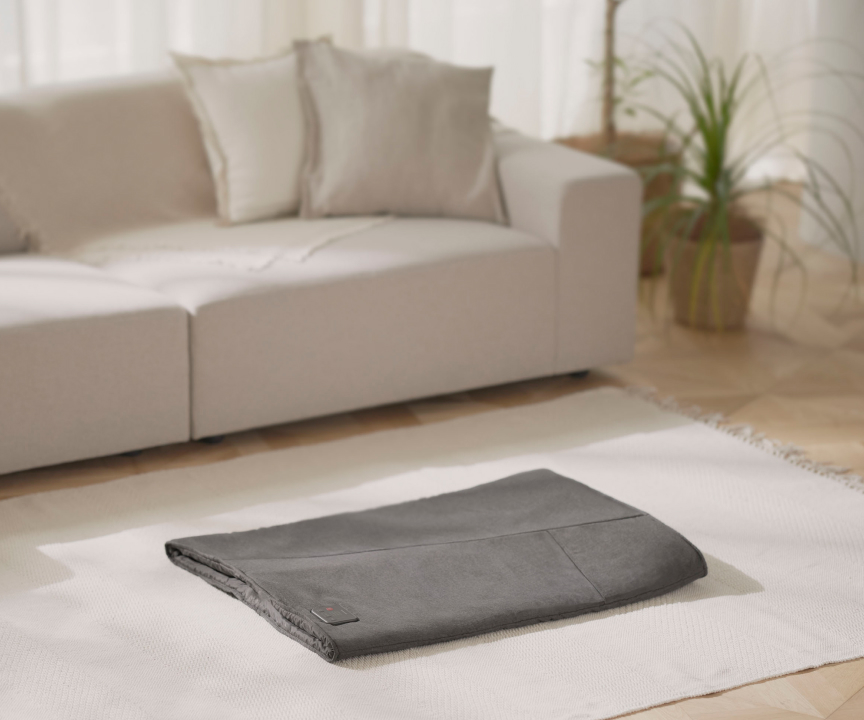 写真：エアマッサージャー はくだけキュッとリフレが部屋に置いてある様子