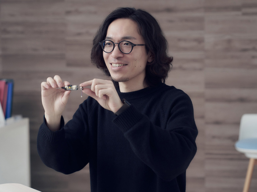写真：前川和也さんが、電動歯ブラシの内部パーツを手に持っている様子