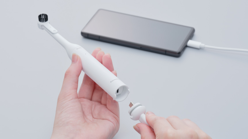 スマートフォンとUSBケーブルでつないでいる様子