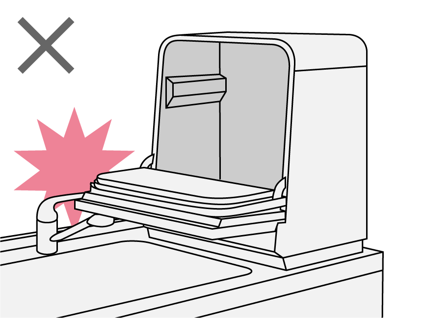 イラスト：蛇口にドアが当たっているイメージ
