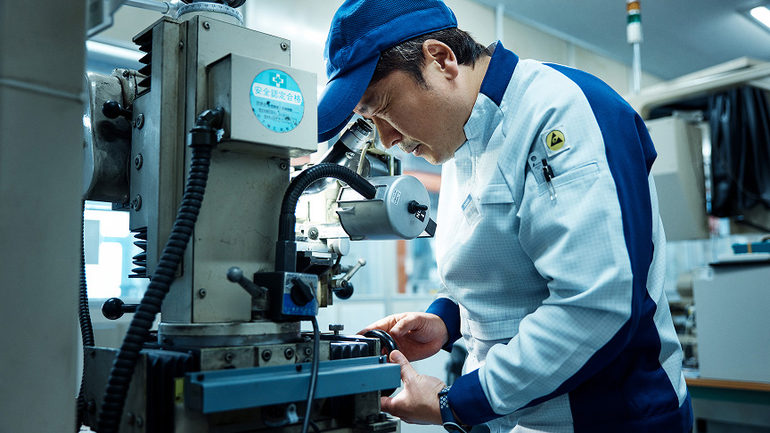 写真：工場で機械を操作している人の様子