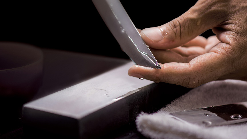 写真：数種類の砥石を使用し、日本刀の強靭さを出す様子