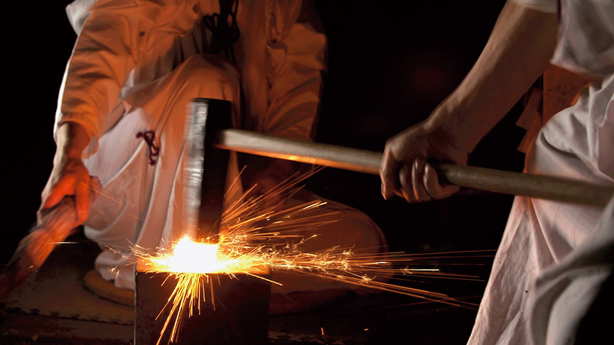 写真：叩いて伸ばして折り曲げる工程の様子