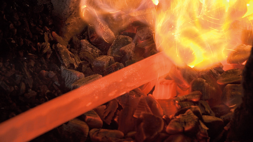 写真：刀を高温で熱している様子