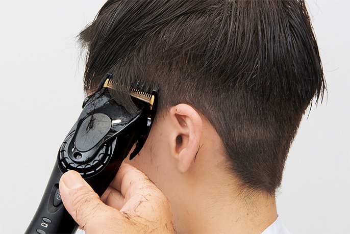 写真：サイドの髪をカットしているところ