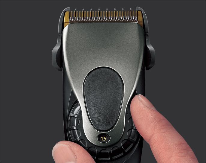 写真：調整ダイヤルを片手で回している様子