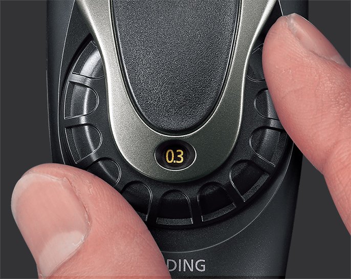 写真：調整ダイヤルを片手で回している様子