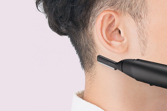 エリ足を剃っている様子