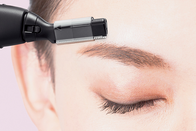 マユの上を剃っている様子