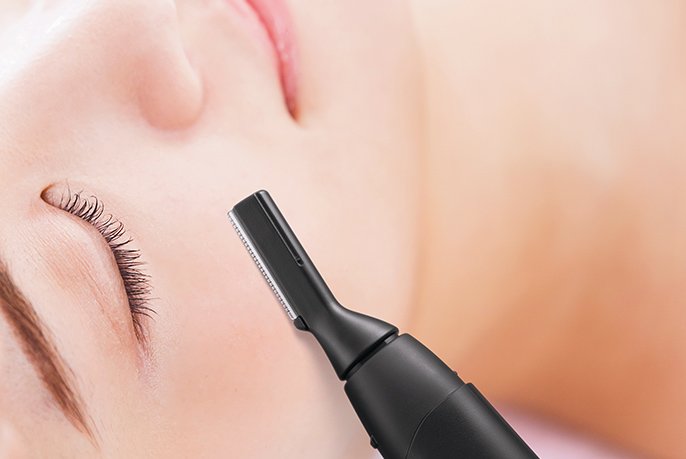 頬にあててウブ毛を剃っている様子