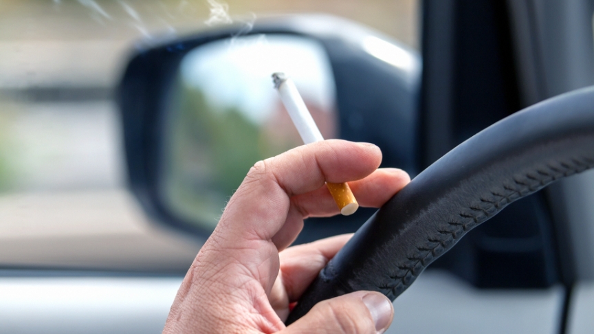 車内の臭いの原因になりうる、タバコのイメージ写真です。