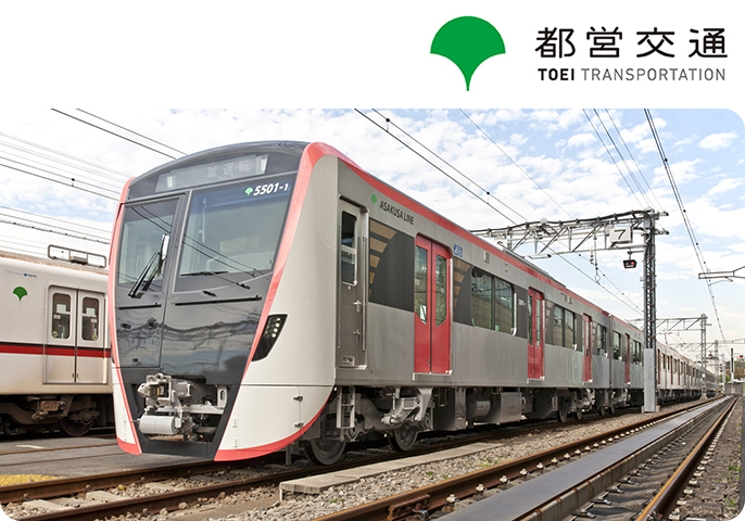 西武鉄道 特急ラビュー 「001系」が線路を走っている画像です。画像の右上には西武鉄道のロゴがあります。