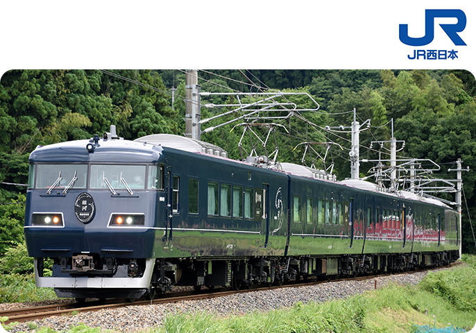 JR西日本 WEST EXPRESS 「銀河」が線路を走っている画像です。画像の右上にはJR西日本のロゴがあります。