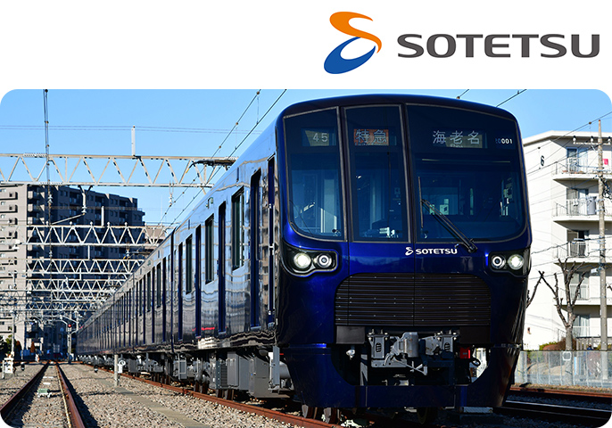 相模鉄道 「20000系」が線路を走っている画像です。画像の右上には相模鉄道のロゴがあります。