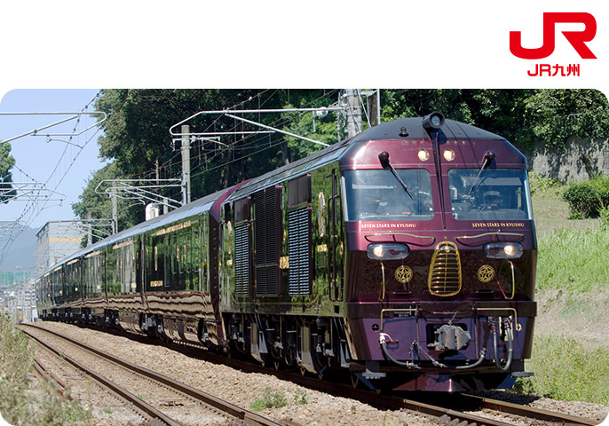クルーズトレイン「ななつ星 in 九州」が線路を走っている画像です。画像の右上にはJR九州のロゴがあります。